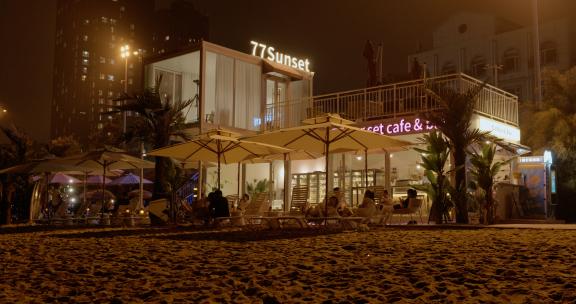 海滩酒吧夜景