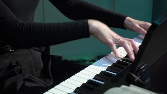 在舞台上弹钢琴的女人视频素材模板下载