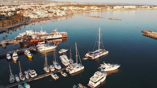 码头和帆船渔夫船和摩托艇漂浮的滨海湾俯视图