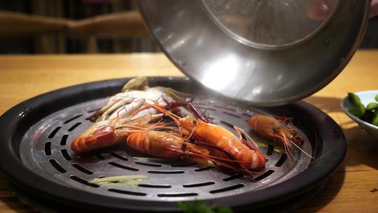 0040高清4k海鲜饭店锅盖美味大虾冒热气特写视频素材模板下载
