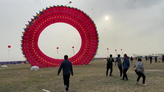 第40届潍坊国际风筝会开幕，巨型风筝飞上天