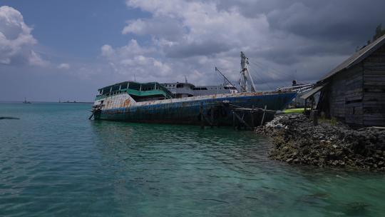 印度尼西亚Bajau村海上居民区边缘的沉船视频素材模板下载