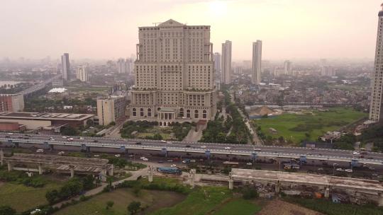 印度西孟加拉邦——国际贸易中心声纳孟加拉酒店与JSW万豪酒店的美丽空中向后移动