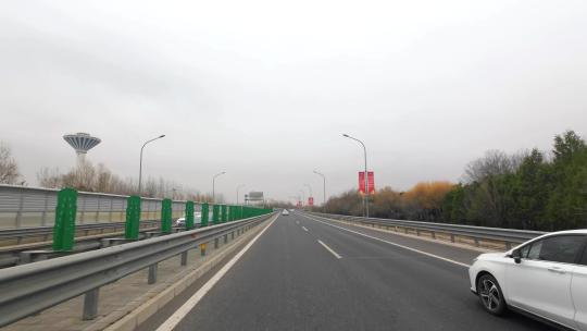 雾霾天气下行驶在高速公路上 开车第一视角