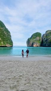 一对男女在海滩上散步皮皮岛泰国玛雅海滩清晨