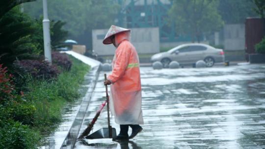 梅雨季升格环卫工雨中劳作清扫街道环卫工人视频素材模板下载