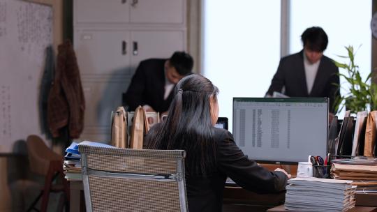 财务办公室多人办公发票报销对账数据统计