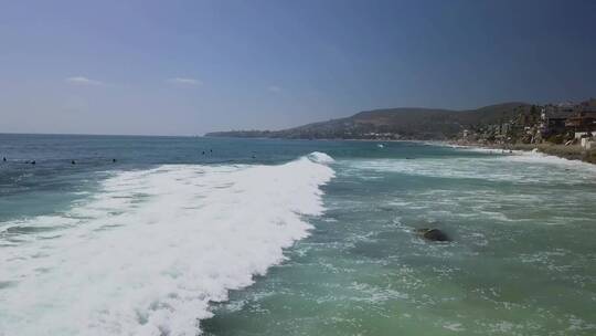 无人机拍摄的海滩上的巨浪