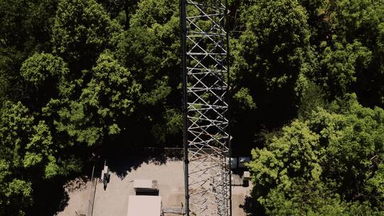 电力和通信而建的传输塔