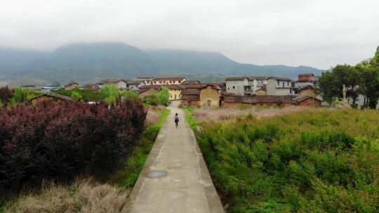 航拍福建南平邵武乡村的旅行者