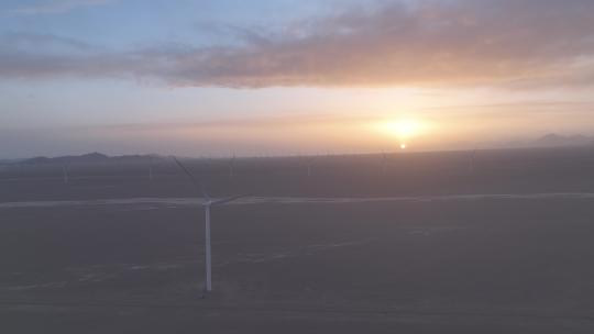 4k航拍冷湖夕阳下的大风车