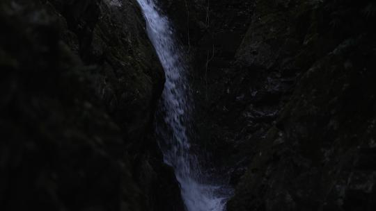 瀑布流水4K自然景观森林岩石山涧高清在线视频素材下载