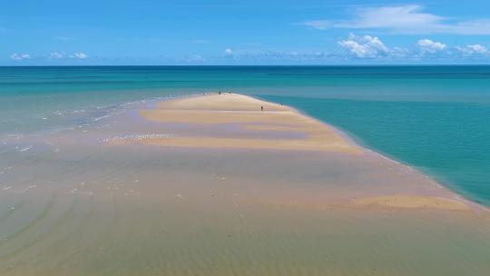 巴西巴伊亚州Caraiva海滩附近的Corumbau海滩。夏季海滩场景