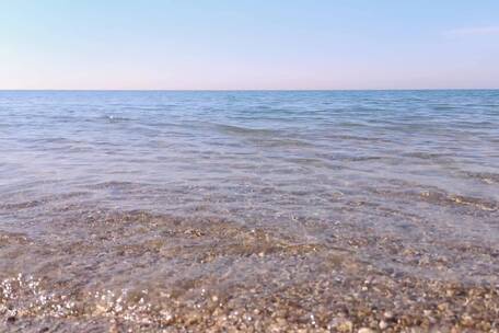 海浪推着岸边的卵石