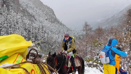 攀登岷山山脉都日峰的登山者运送物资的马帮