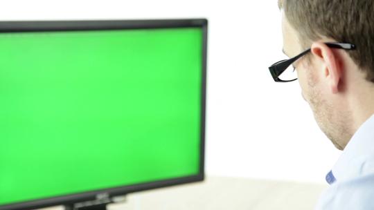 使用绿屏电脑的男人视频素材模板下载