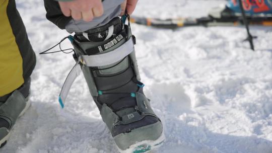 慢动作滑雪前准备滑雪靴视频素材模板下载