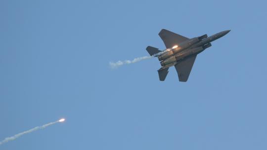 稳定：新加坡航展F-15战斗机飞行表演