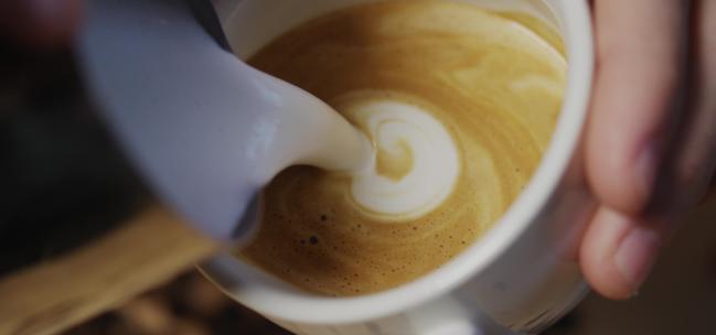 咖啡师用牛奶创造一颗心