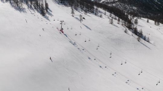 滑雪者在斜坡上滑雪