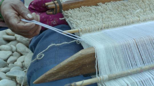 藏族妇女纺线织布劳作手工生活干活视频素材模板下载
