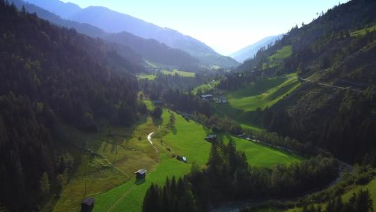 阳光下奥地利阿尔卑斯山之间山谷的壮丽景色