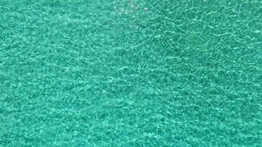 当相机上升放大时，无人机俯瞰绿松石清澈的热带水域
