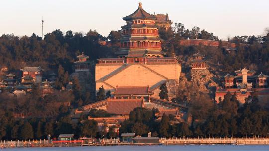 晨光照耀下的北京颐和园佛香阁