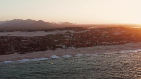 航拍：巴西著名的风筝冲浪小镇昆布科。拍摄于日落时分。