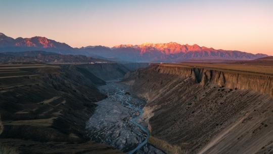 新疆安集海大峡谷悬崖航拍陡峭地貌山脉裂谷视频素材模板下载