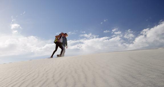 一对夫妇在沙漠中散步