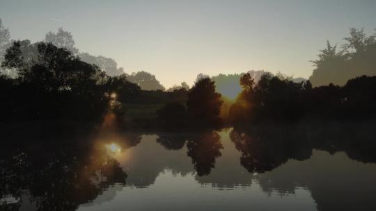 清晨湖泊森林雾气湖面雾气日出丁达尔阳光线