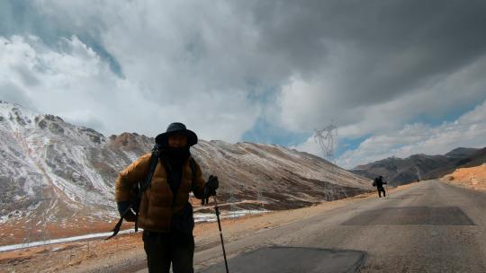 西藏旅游风光318国道车窗外徒步路人