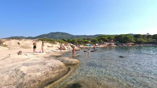 希腊哈尔基迪基Halkidiki海滩晒日光浴休闲