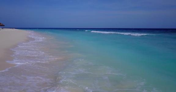白天无人机干净的白色沙滩天堂海滩和水蓝色海洋背景