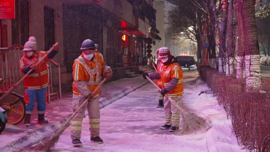 辽宁沈阳环卫工人冬季夜晚清扫道路积雪视频素材模板下载