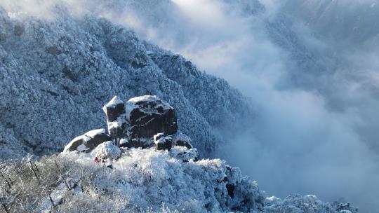 江西武功山羊狮幕景区大雪后的云海日出