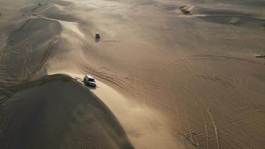 航拍越野车在沙漠中行驶
