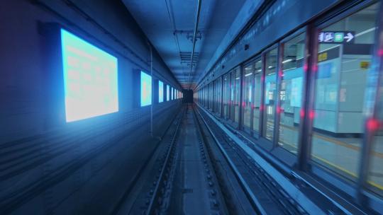地铁在隧道内穿梭