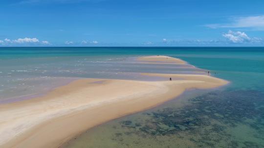 巴西巴伊亚州Caraiva海滩附近的Corumbau海滩。夏季海滩场景