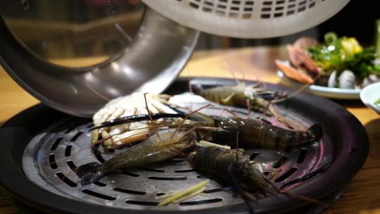 高清4k实拍一锅海鲜厨师服务员螃蟹活虾蒸