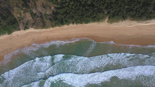 俯拍海浪沙滩大海航拍海滩唯美海边海水浪潮