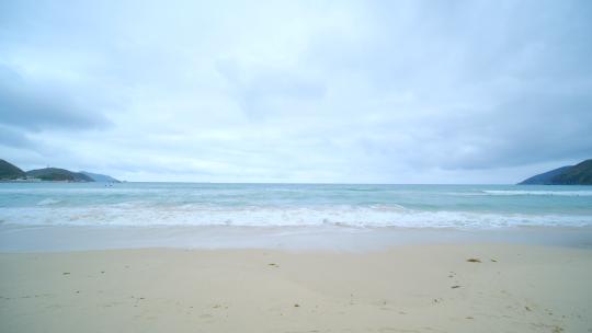 波涛汹涌 海浪拍打沙滩 海边浪花