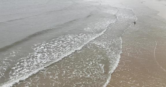 阴天大海沙滩海水波纹海浪航拍海滩浪花波浪