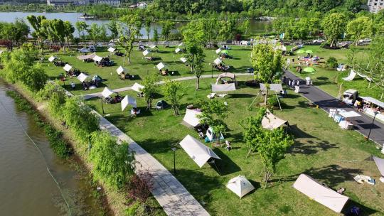 航拍五一假期春游杭州铜鉴湖公园露营营地