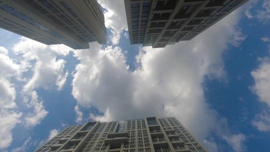 城市高楼上空的蓝天白云延时