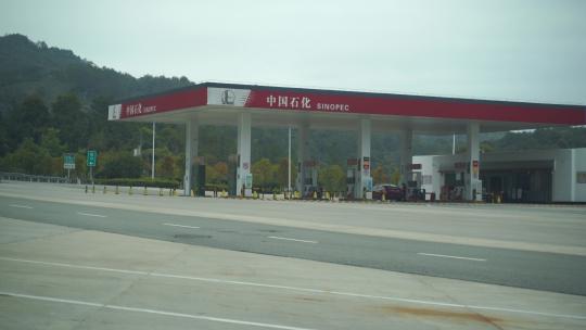 路边中国石化加油站开车经过加油站视频素材模板下载