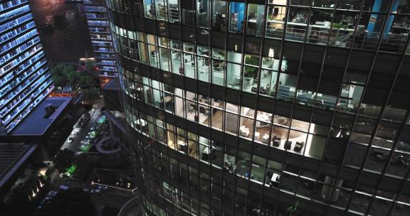 上海陆家嘴写字楼晚上开灯加班的办公室