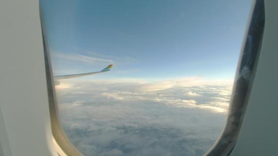 从拉萨航班的飞机窗口看下云海