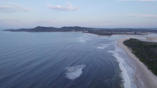 澳大利亚昆士兰州日落时分努萨北岸的海滩和海岸线——空中拍摄